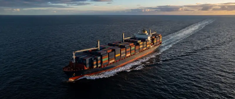 Containerschiff auf offener See, von oben
